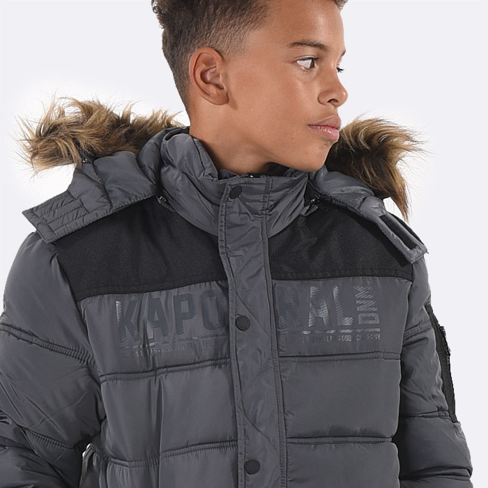 Veste garcon Comme Des Garçons Play embodies the label's conceptual look. The pieces in this collection are fashioned from smooth materials and sumptuous fabrics. The Farfetch range features laid-back, contemporary silhouettes amped up with irreverent touches.